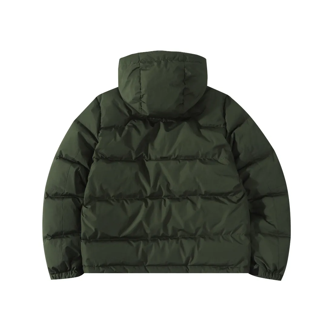 P660 #R54 Ralph Lauren/Ralph Lauren hooded down jacket (top quality, feel free to compare), using imported Barudan embroidery machine, carefully crafted with thousands of needles electric embroidery technology. Imported No. 7 needles and special embroidery thread ensure that every letter of the polo logo is full, three-dimensional and clear, creating the "most expensive embroidery logo" that can be called a work of art. Top-notch velvet core, luxurious warmth. Filled with national standard 80% high-quality white duck down, bringing excellent thermal insulation performance. At the same time, it is lightweight and can quickly regain its fluffiness after compression, bringing you a warm embrace without burden and resisting the harsh winter. Technical fabrics, no fear of wind and snow •Long-lasting fluffy and shape-retaining: High-quality filling ensures that the down jacket is not easy to stiffen and keeps you warm for a long time. •Strict anti-velvet technology: Using 400T gall fabric with pinhole retraction technology, it fundamentally eliminates the phenomenon of velvet leakage and makes wearing more secure. •All-round protective experience: Windproof and waterproof matte fabric, combined with an adjustable hem with a built-in drawstring buckle, can effectively lock in temperature and cold, and cope with changeable weather. Perfect details, creating a classic •Original electroplated YK zipper, smooth and durable, with brand texture highlighted in every detail. •Detachable hood design, one garment can be worn multiple times to meet different occasions and outfit needs. •Original hangtag and washed label, quality guaranteed. Five colors come together for couples to enjoy together: black is cool, beige is gentle, navy is calm, khaki is retro, and green is fresh. Available in five colors, the same style for men and women, it can be worn perfectly as a couple's outfit or a personalized item, becoming an indispensable fashion equipment on the streets in winter. Color: black, khaki, navy blue, army green, beige Size: S M L 66 67
